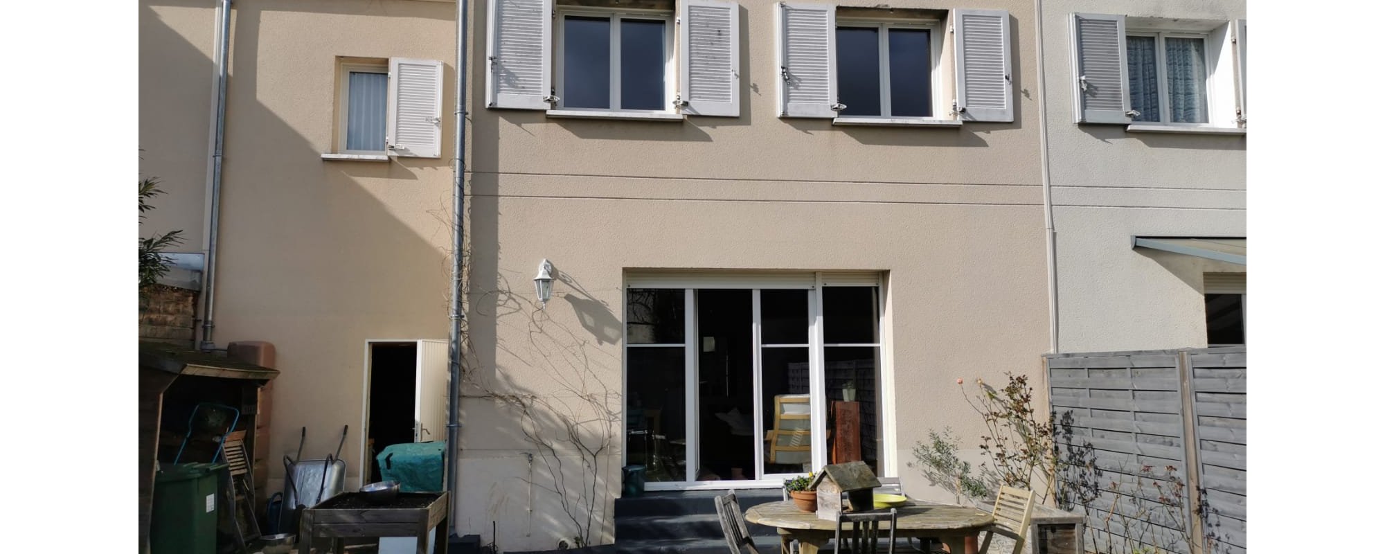 MAISON DE VILLE – 3 CHAMBRES – 1 BUREAU – GARAGE ET JARDIN