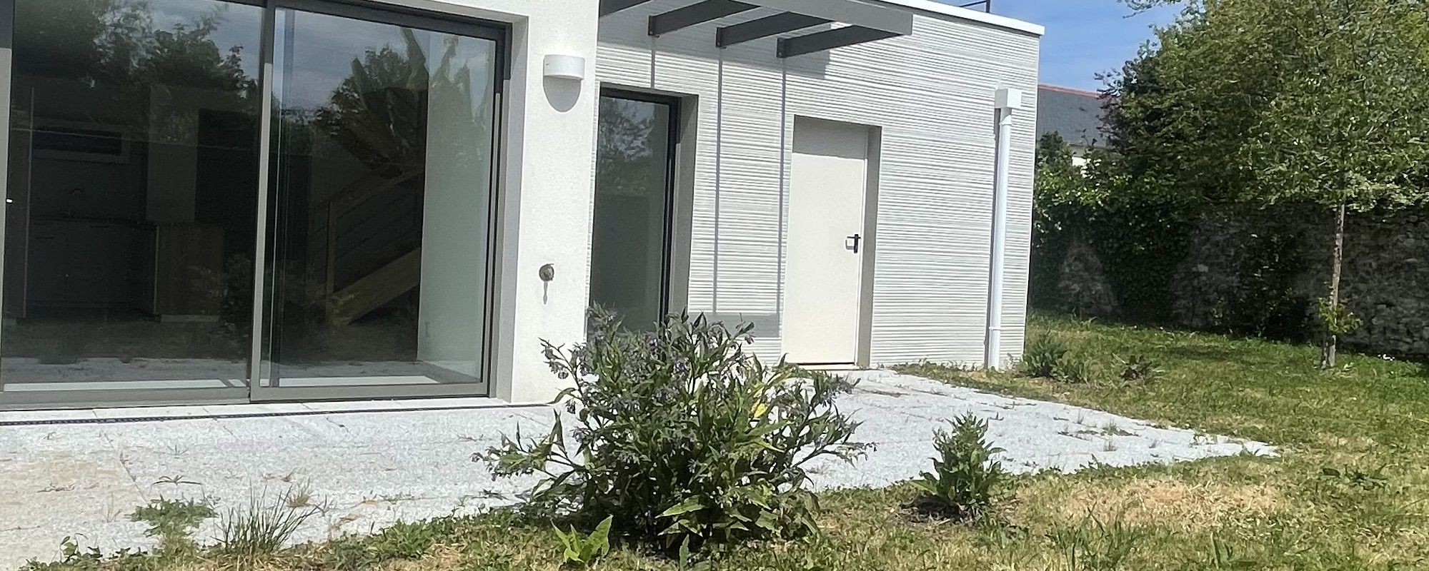 MAISON CONTEMPORAINE – 3 CHAMBRES -GARAGE ET JARDIN