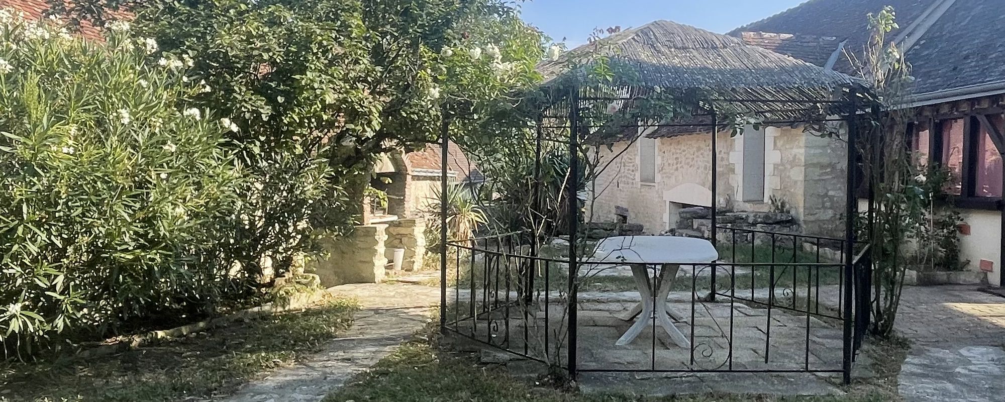 Magnifique longère du 17ème siècle de 190 m² avec jardin clos.